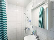 Pyykkihuolto onnistuu taloyhtiön modernissa pesutuvassa.