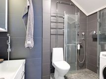 Kylpyhuone rakennettu vuonna 2016 nykymääräysten mukaisesti, löytyy raportti.