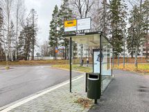 Lähin bussipysäkki löytyy n. 200m päästä.