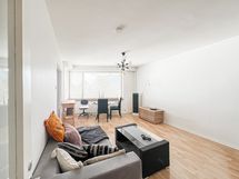 Ikkuna on Kallion kirkon suuntaa, koilliseen