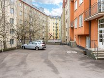 Taloyhtiön parkkipaikka