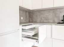 Erinomaiset säilytysratkaisut keittiön kaapistoissa.