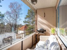 Lasitettu parveke aukeaa etelään.