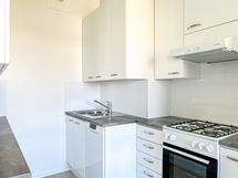 Keittiön varusteluun kuuluu mm. kaasuhella ja astianpesukone.