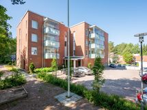 Taloyhtiö kesällä.