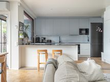 Keittiö olohuoneesta