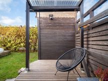 Olohuoneen lisäksi myös kylpyhuoneesta on kulku katetulle terassille. Terassi rakennettu 2019.