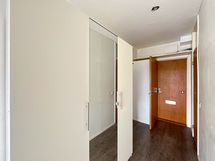 Eteisessä on naulakko ja kaappitilaa mainiosti