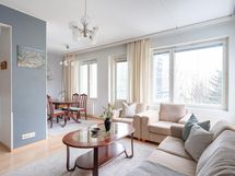 ruokailutila yhdistyy olohuoneeseen