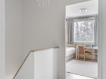 Yläkerran aulasta kulku makuuhuoneisiin
