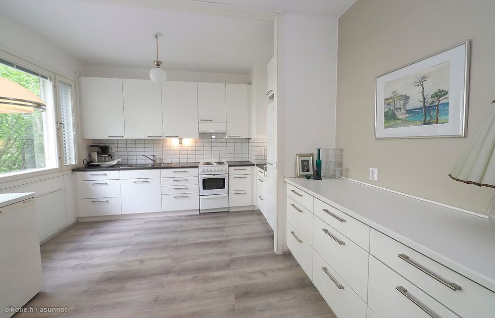 Tilava keittiö.