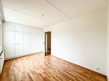 Yhdellä seinustalla on kaappitilaa.