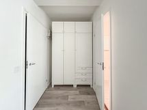 Kaappitilaa esimerkiksi vaatteille on eteisessä.