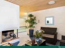 Saunan lämmöstä takkahuoneen pehmeään tunnelmaan – täydellinen hetki palautua ja rentoutua