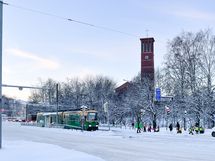 Ratikka- ja bussipysäkeille kävelee parissa minuutissa.
