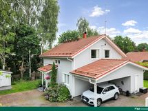 Autokatos ja pihapaikka vierekkäin