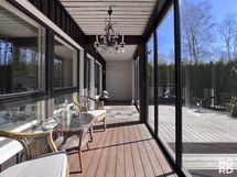 alakerran lasitettu terassi