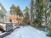 Pihalla on valmiina rhodot, marjapensaat sekä hedelmäpuita.