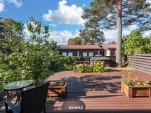 Näkymä olohuoneen ikkunoista huoneiston terassille