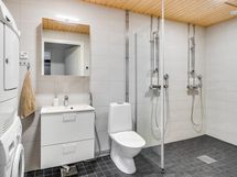 Tilavaan kylpyhuoneeseen mahtuu hyvin pesutorni