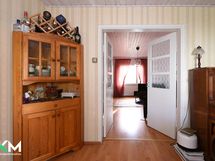 Ruokailuhuoneesta näkymä olohuoneeseen