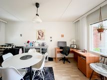 Toisesta makuuhuoneesta on käynti parvekkeelle.