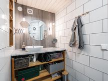 Yläkerta, uusittu wc- ja pesutila