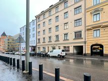 Taloyhtiö on rakennettu vuonna 1915 omalle tontille