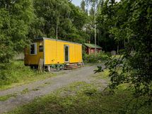 Työmaakontti jossa kiva pikku koti sisällä.