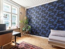 Makuuhuoneessa on kauniit tumman siniset tapetit