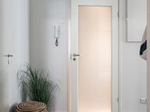 Saunaosaston lasioven kautta suodattuu pehmeä valo.