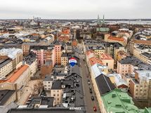 Merimiehenkatu sijaitsee Viiskulman tuntumassa, ja liikenneyhteydet ovat erinomaiset,