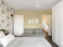 Oikealla vaatehuone, josta on myös käynti kylpyhuoneeseen.