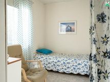 Pienemmän makuuhuoneen tunnelmaa.