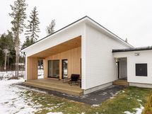 Iso aurinkoinen katettu terassi olohuoneen jatkona