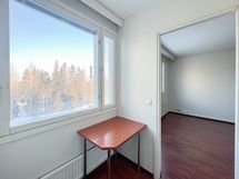 Ikkunoista on avarat näkymät taloyhtiön piha-alueen suuntaan.