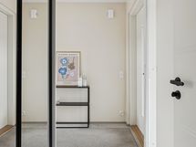 Eteisessä runsaasti kaappitilaa