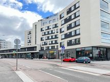 Kauppakeskus Lauttis ja metroasema vain 150m päässä.