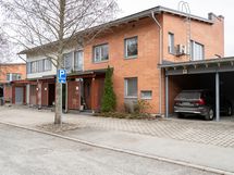 Asunnon autokatospaikka on kätevästi asunnon vieressä