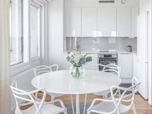 Ruokapöydälle on hyvin tilaa.