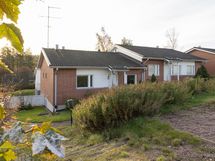 Taloyhtiön pihaa (vehreään aikaan)