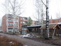 Kiinteistön kulman takana on bussipysäkki keskustaan ja juna-asemalle
