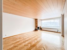 Lämmitysmuotona on kaukolämpö ja se sisältyy vuokraan.