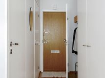 Eteisestä on käynti kylpyhuoneeseen, saunaan ja erilliseen wc:n