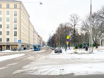 Vieressä on niin Topeliuksenkatu kuin Mannerheimintiekin, joten liikenneyhteydet ovat erinomaiset.