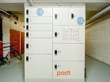 Postin pakettiautomaatti taloyhtiön tiloissa F-rapussa.