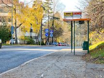 Bussipysäkki aivan nurkan takana- bussi 20 kulkee Meilahden sairaala-alueelle jatkaen Kamppiin.