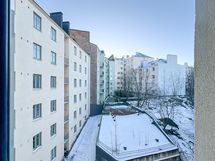 Näkymä sisäpihalle etelään 5. kerroksesta.