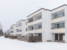 Lasitettu parveke on Ridasjärventien suuntaan.