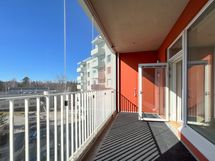 Koko asunnon leveydeltä olevalta parvekkeelta on näkymät lounaan suuntaan